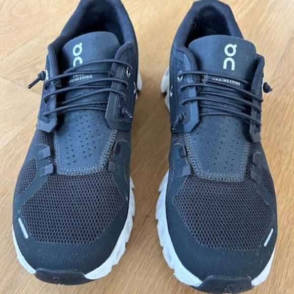 On Running Shoes - Women's size 8.5 ON CLOUD 5 sneaker gently worn 2 times.